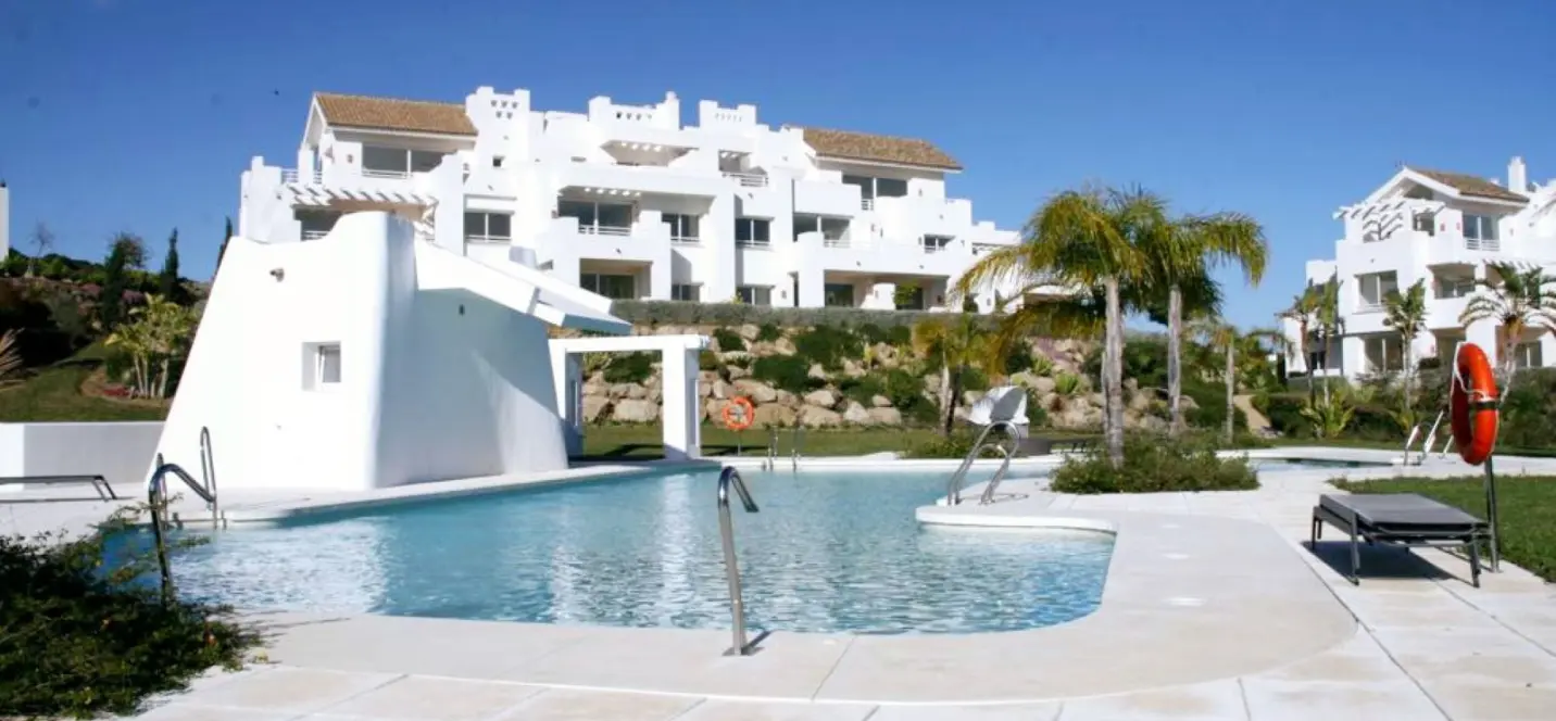 Продажа апартаментов на среднем этаже в Estepona 1