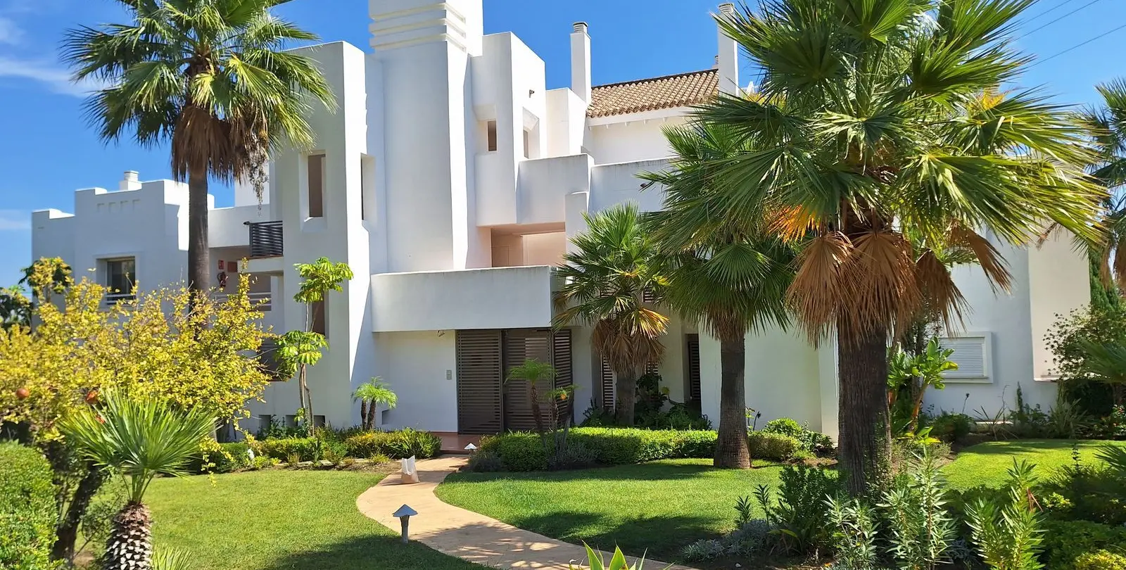 Sale of middle floor apartment in Estepona 3
