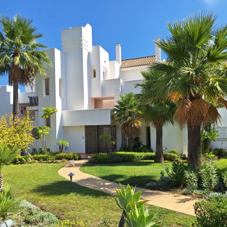 Продажа апартаментов на среднем этаже в Estepona