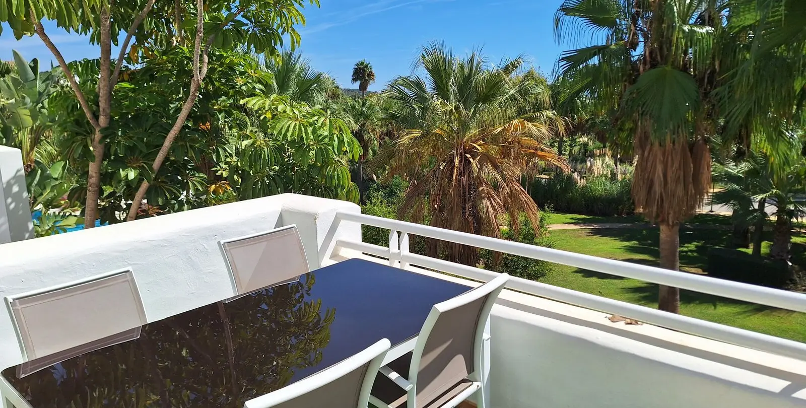Sale of middle floor apartment in Estepona 18