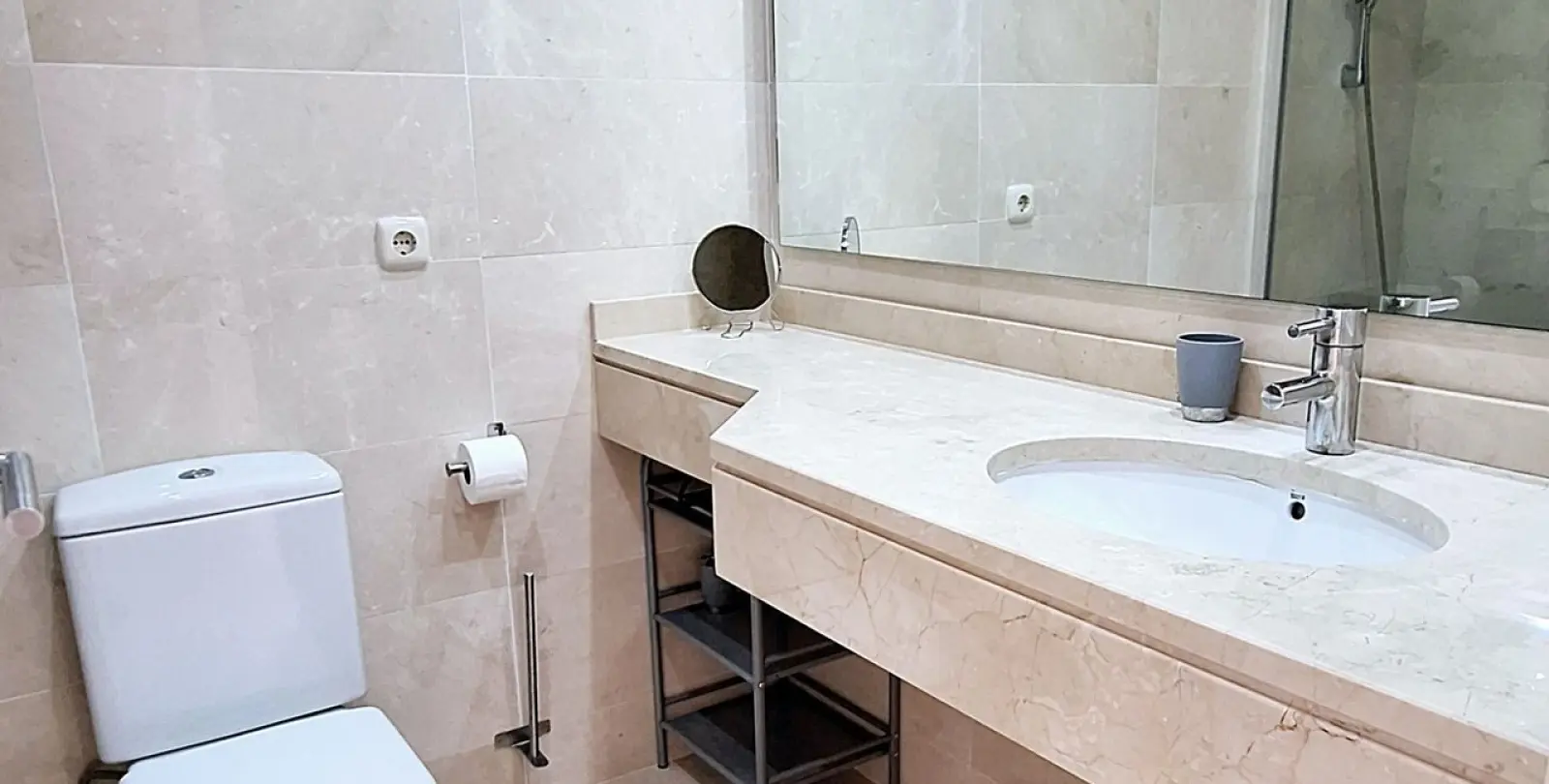Sale of middle floor apartment in Estepona 23
