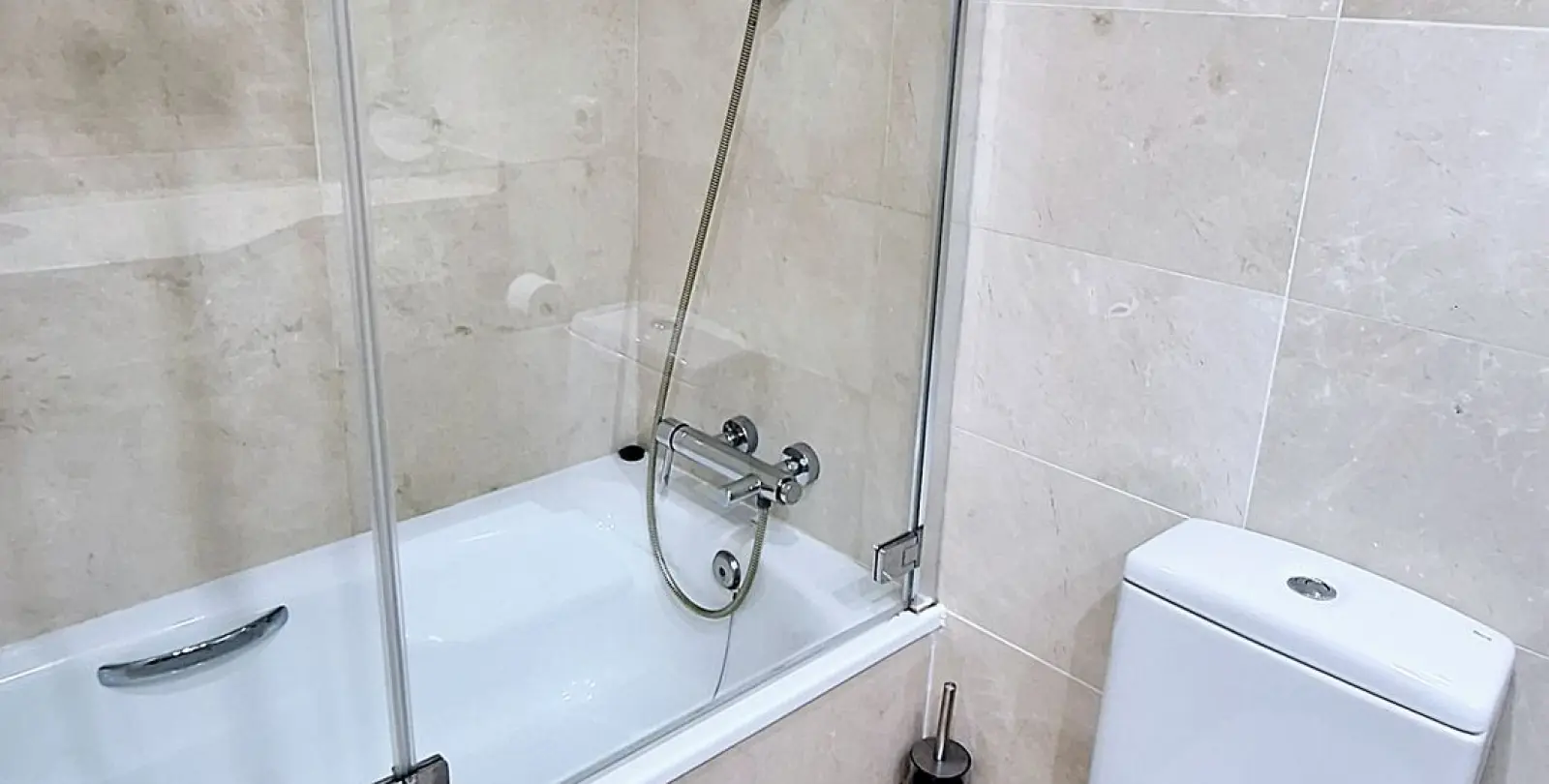 Sale of middle floor apartment in Estepona 30