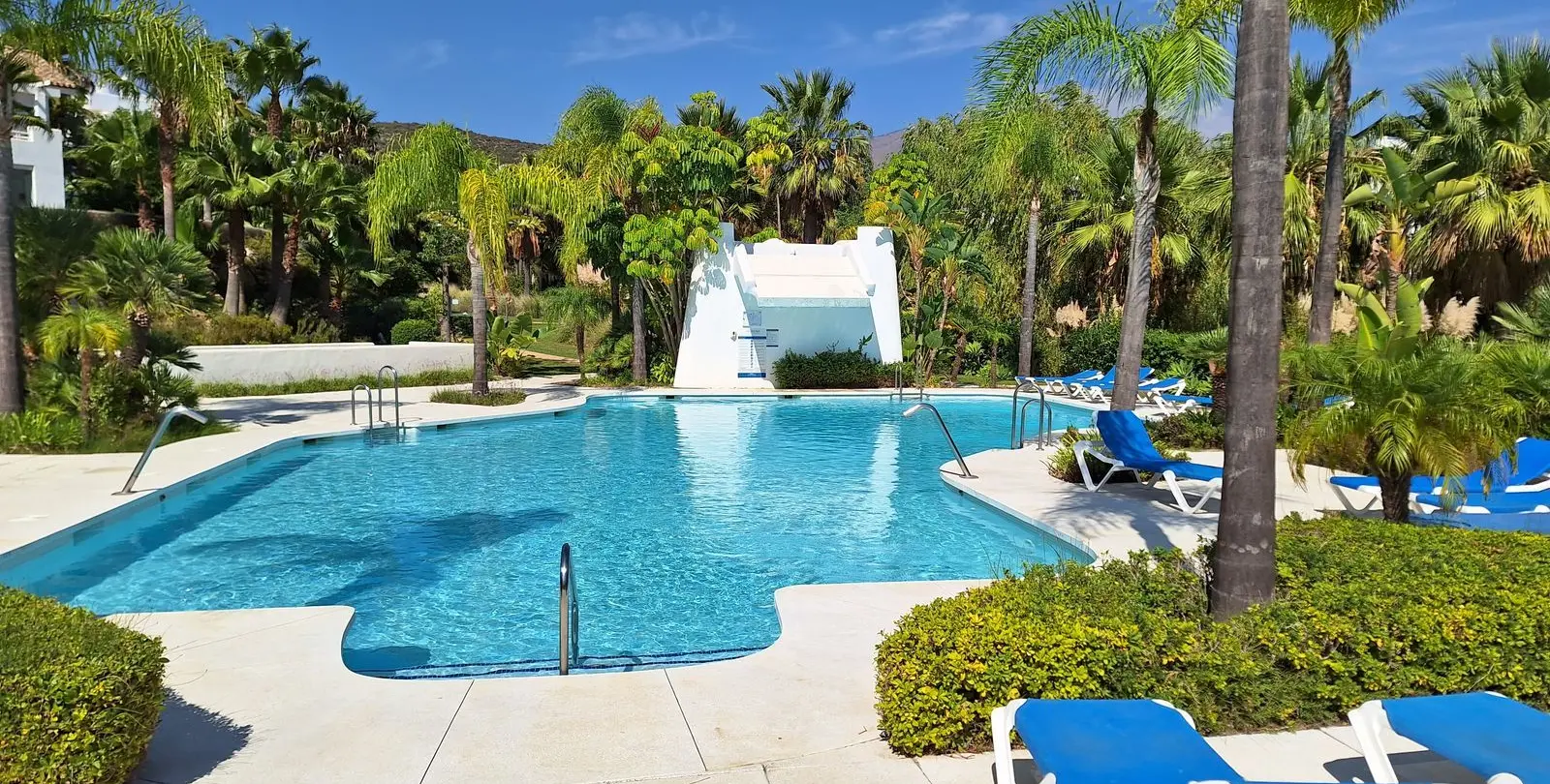 Sale of middle floor apartment in Estepona 34