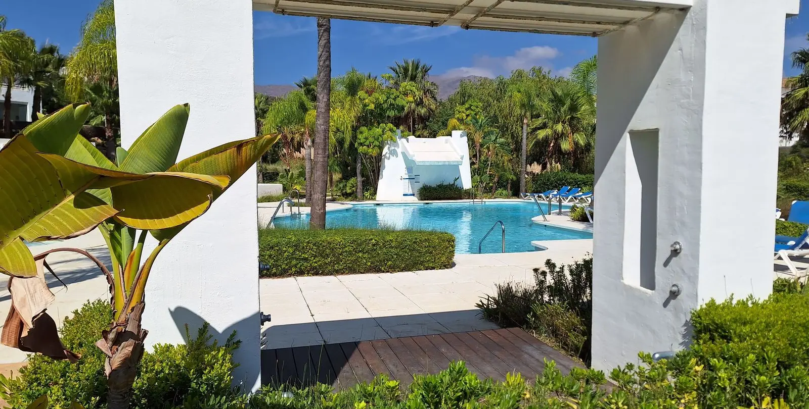 Sale of middle floor apartment in Estepona 35