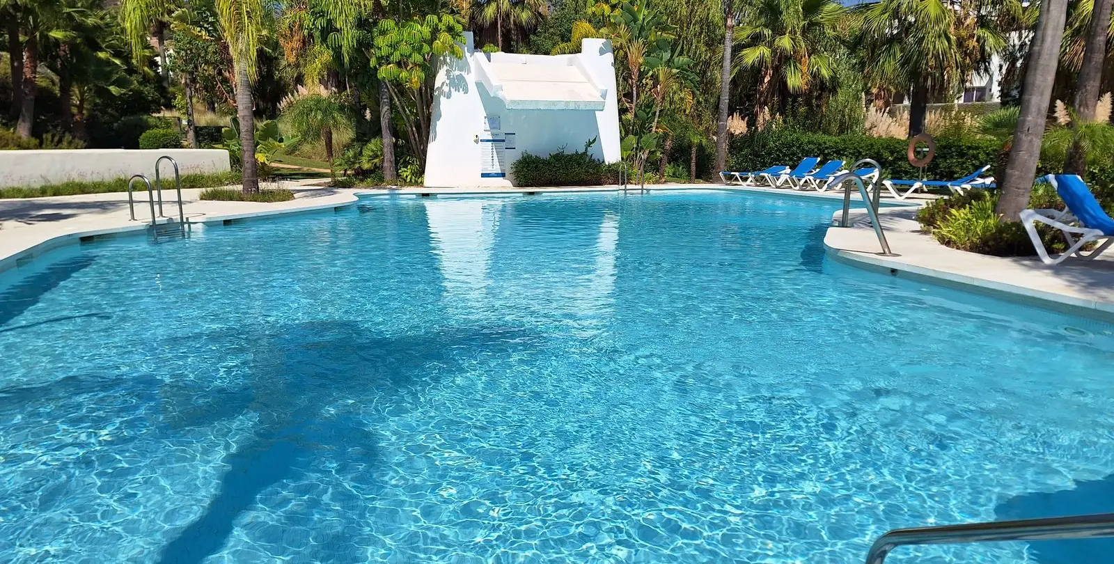 Sale of middle floor apartment in Estepona 36