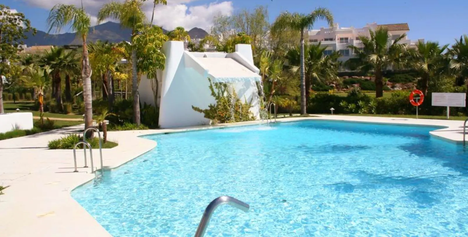 Sale of middle floor apartment in Estepona 38