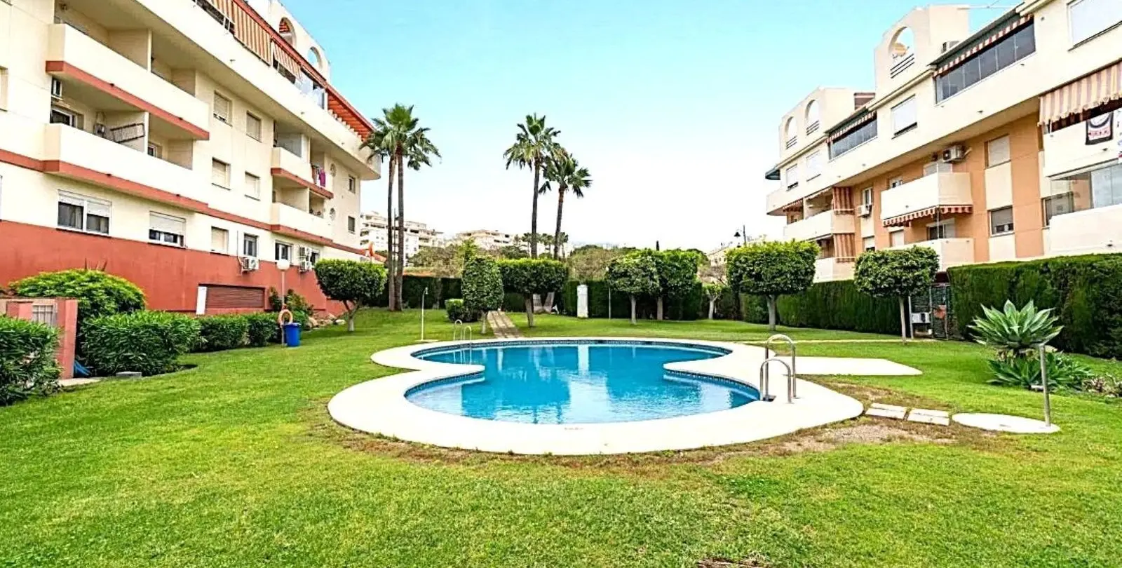 Venta de apartamento en planta media en Estepona 1