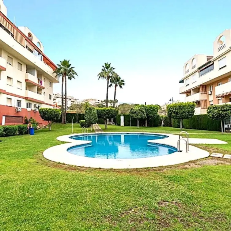 Venta de apartamento en planta media en Estepona