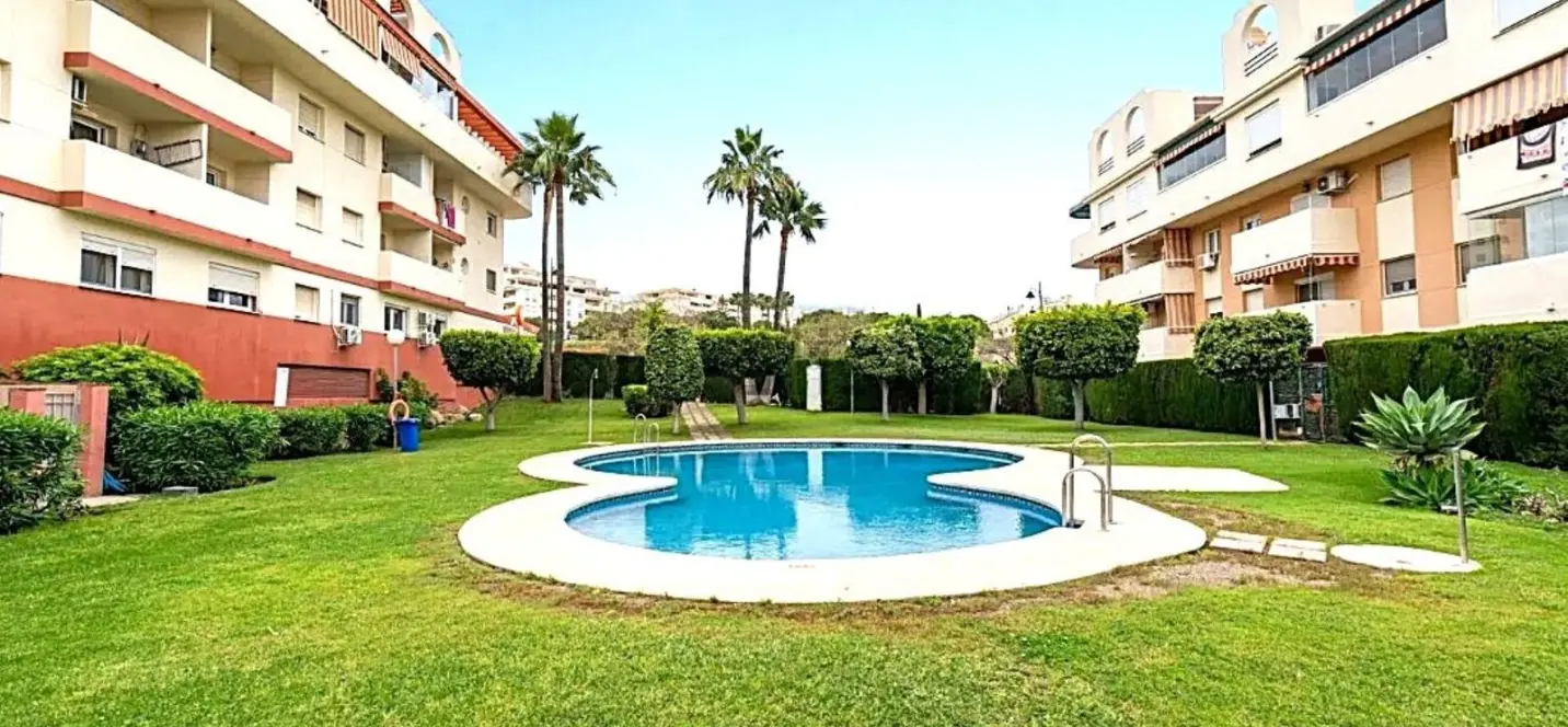 Venta de apartamento en planta media en Estepona 0