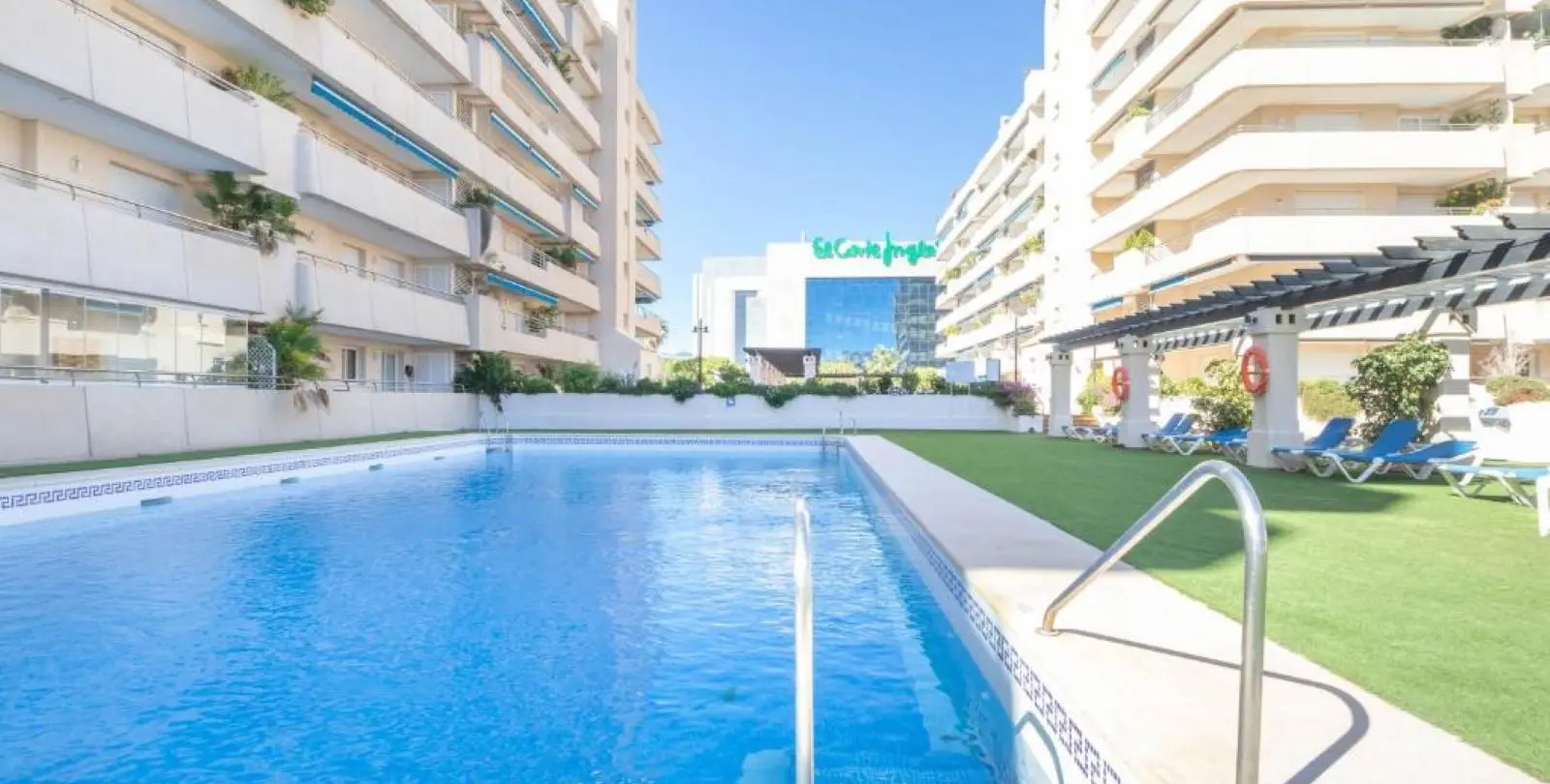 Sale of middle floor apartment in Puerto Banús 1