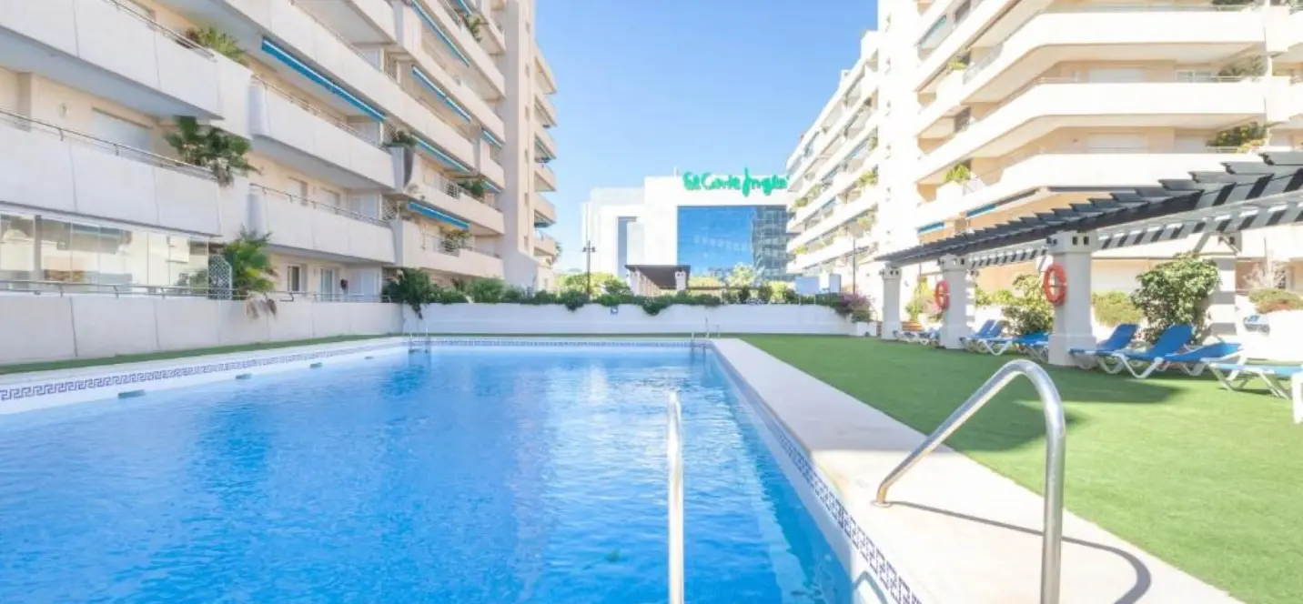 Venta de apartamento en planta media en Puerto Banús 0