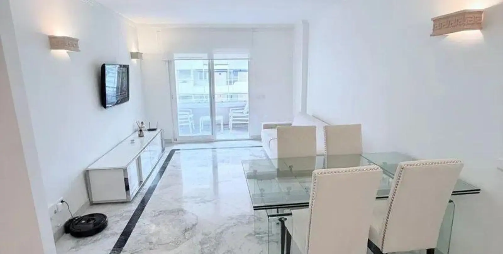 Sale of middle floor apartment in Puerto Banús 2