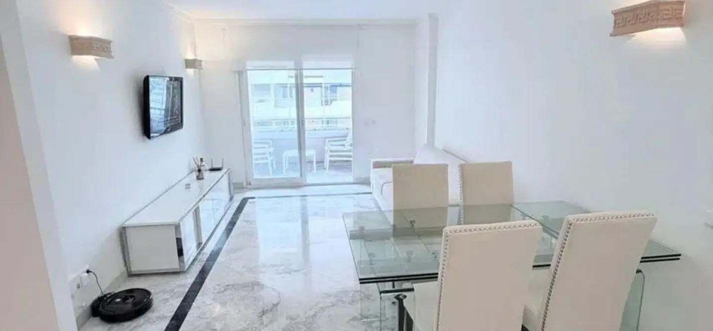 Venta de apartamento en planta media en Puerto Banús 1