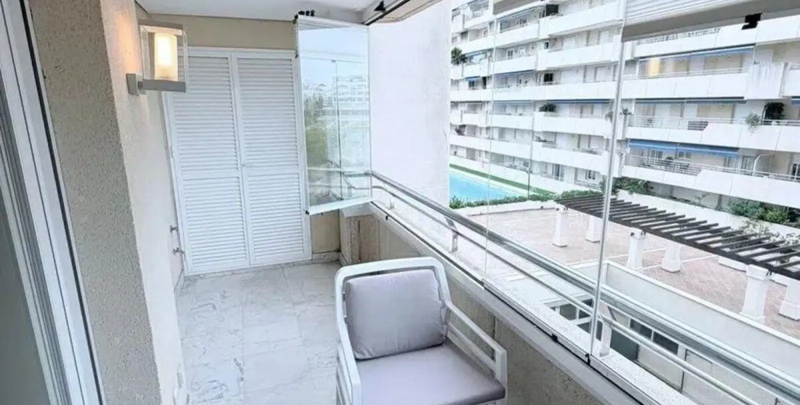 Sale of middle floor apartment in Puerto Banús 3