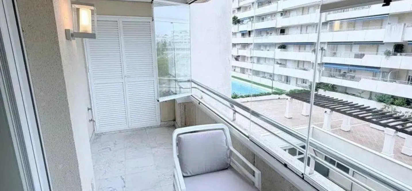 Venta de apartamento en planta media en Puerto Banús 2