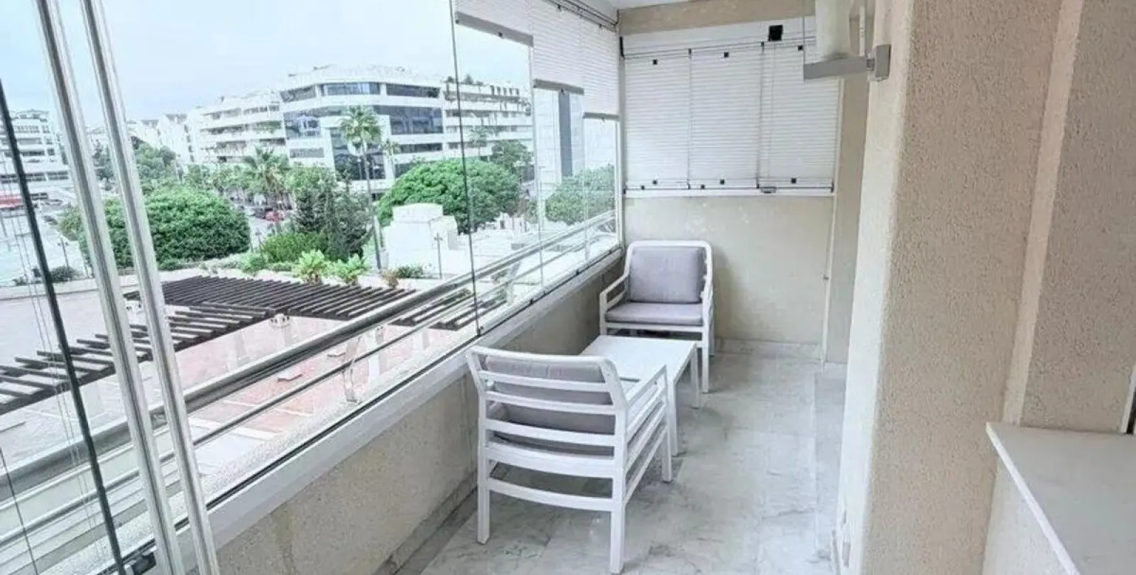 Sale of middle floor apartment in Puerto Banús 4