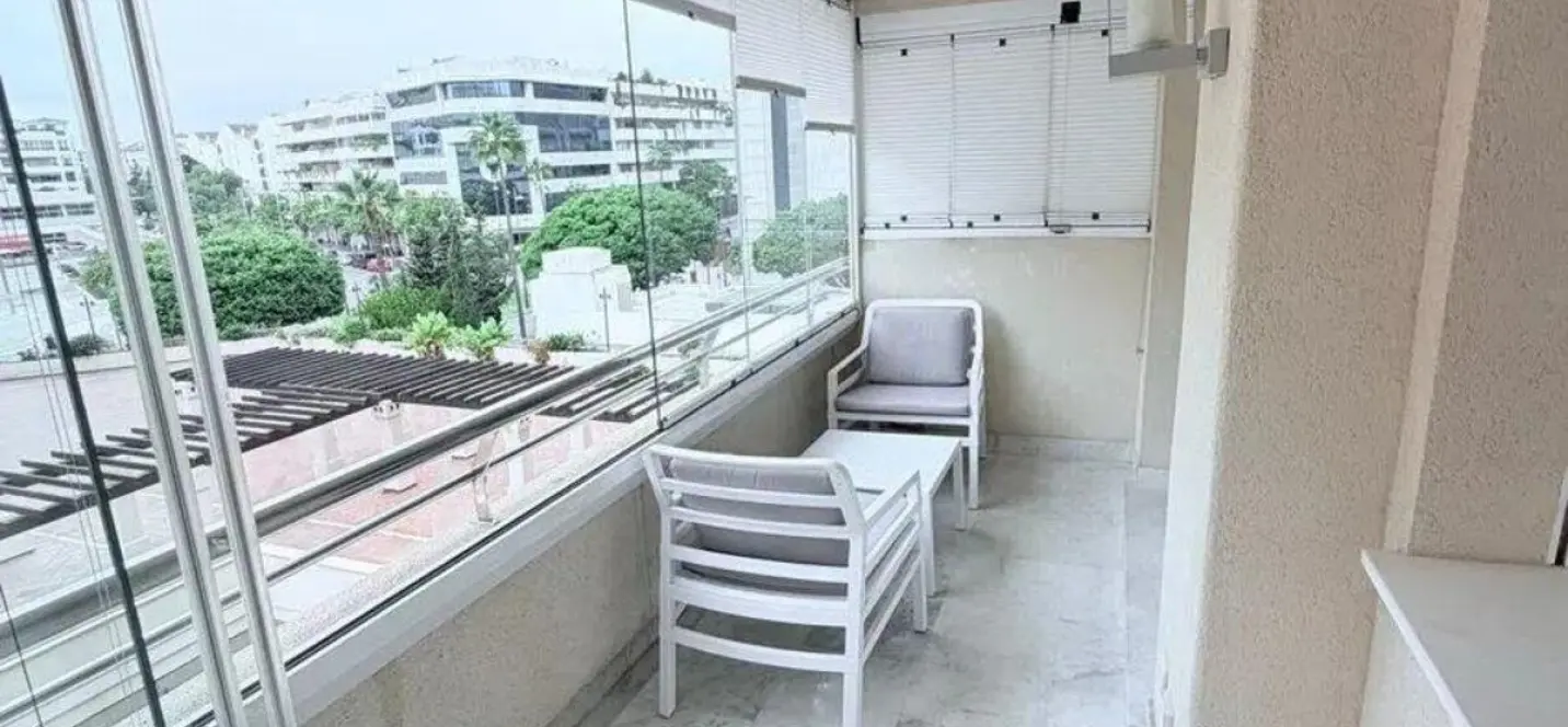 Venta de apartamento en planta media en Puerto Banús 3
