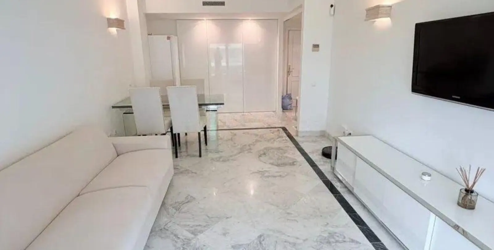 Sale of middle floor apartment in Puerto Banús 5