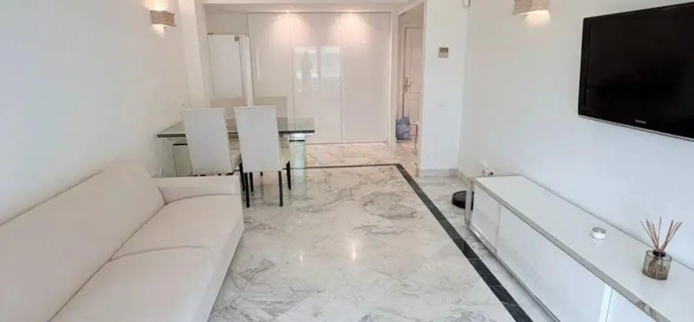 Venta de apartamento en planta media en Puerto Banús 4