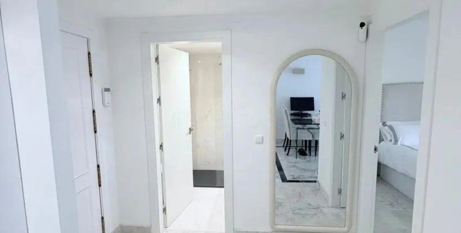 Sale of middle floor apartment in Puerto Banús 10