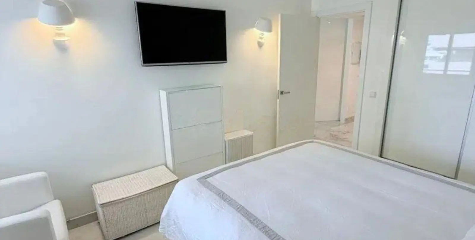 Sale of middle floor apartment in Puerto Banús 12