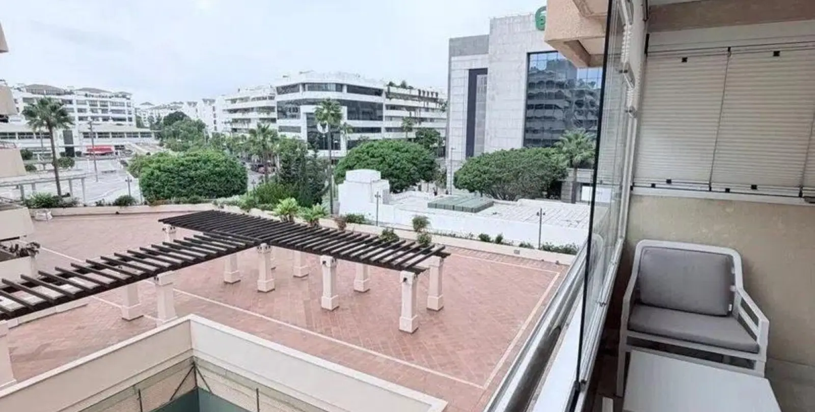 Sale of middle floor apartment in Puerto Banús 14