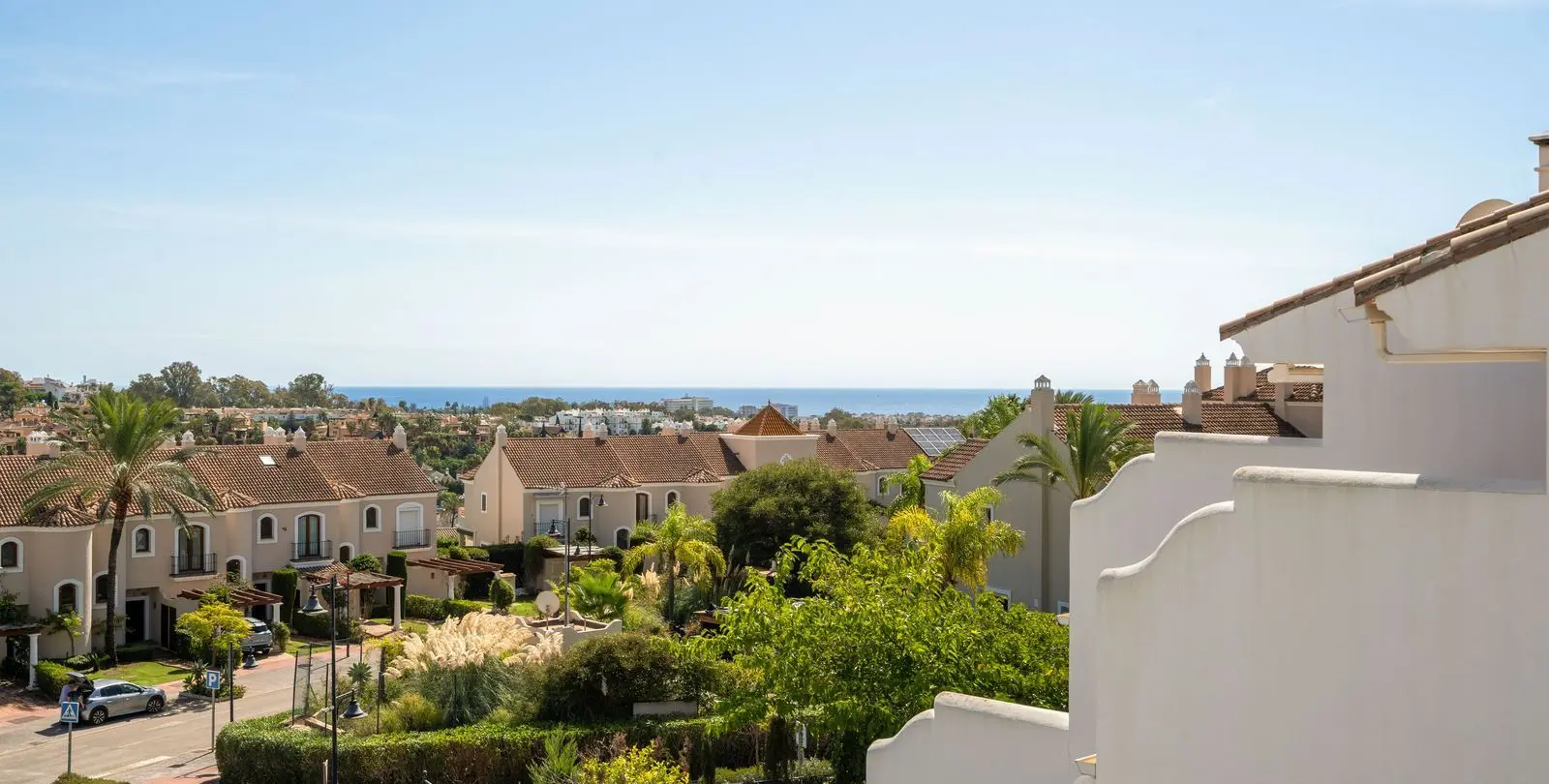 Sale of townhouse in El Paraiso 1
