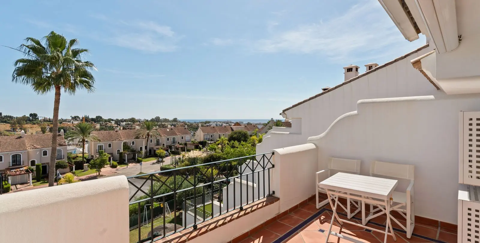 Sale of townhouse in El Paraiso 2