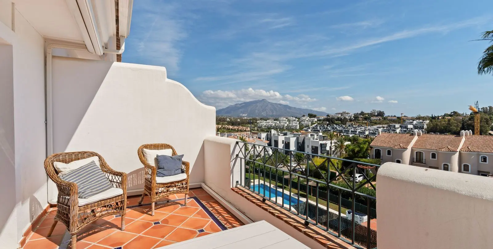 Sale of townhouse in El Paraiso 8