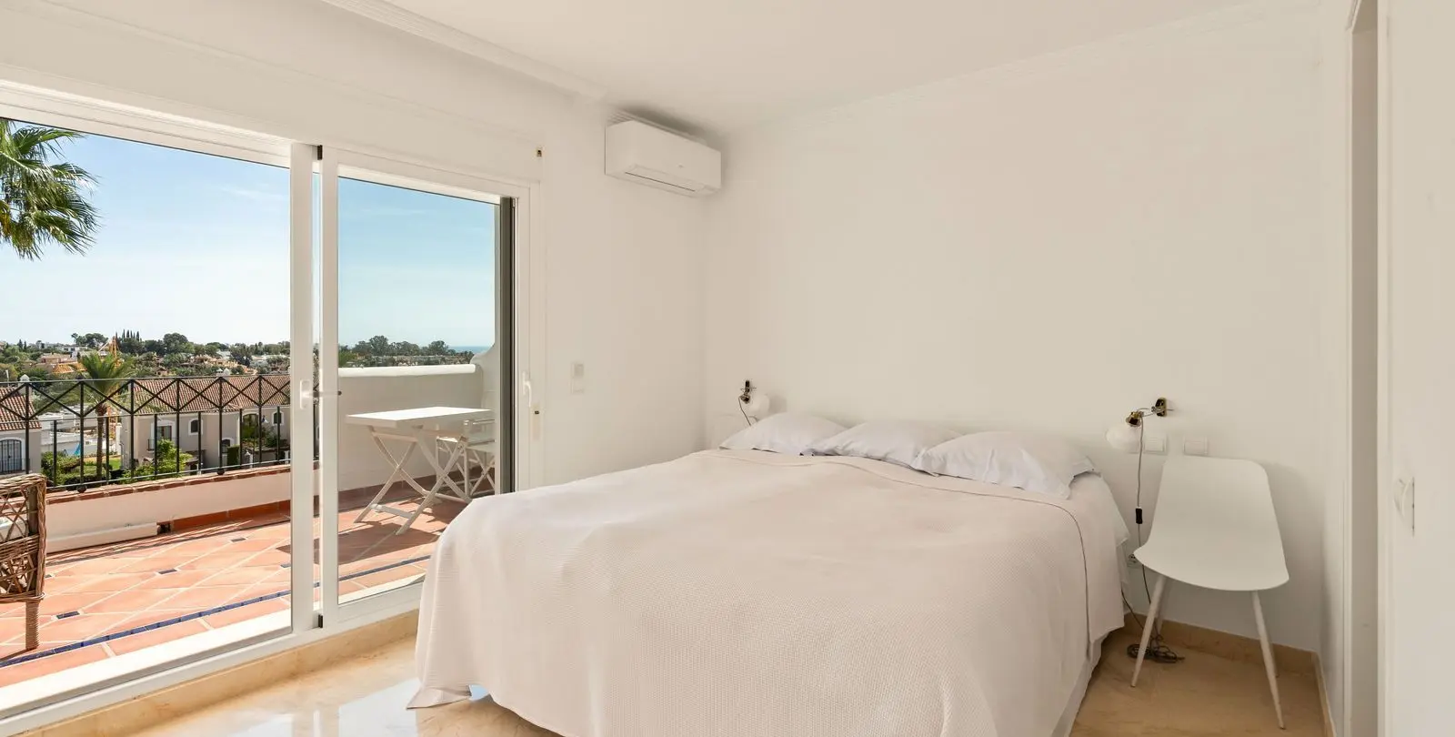 Sale of townhouse in El Paraiso 9