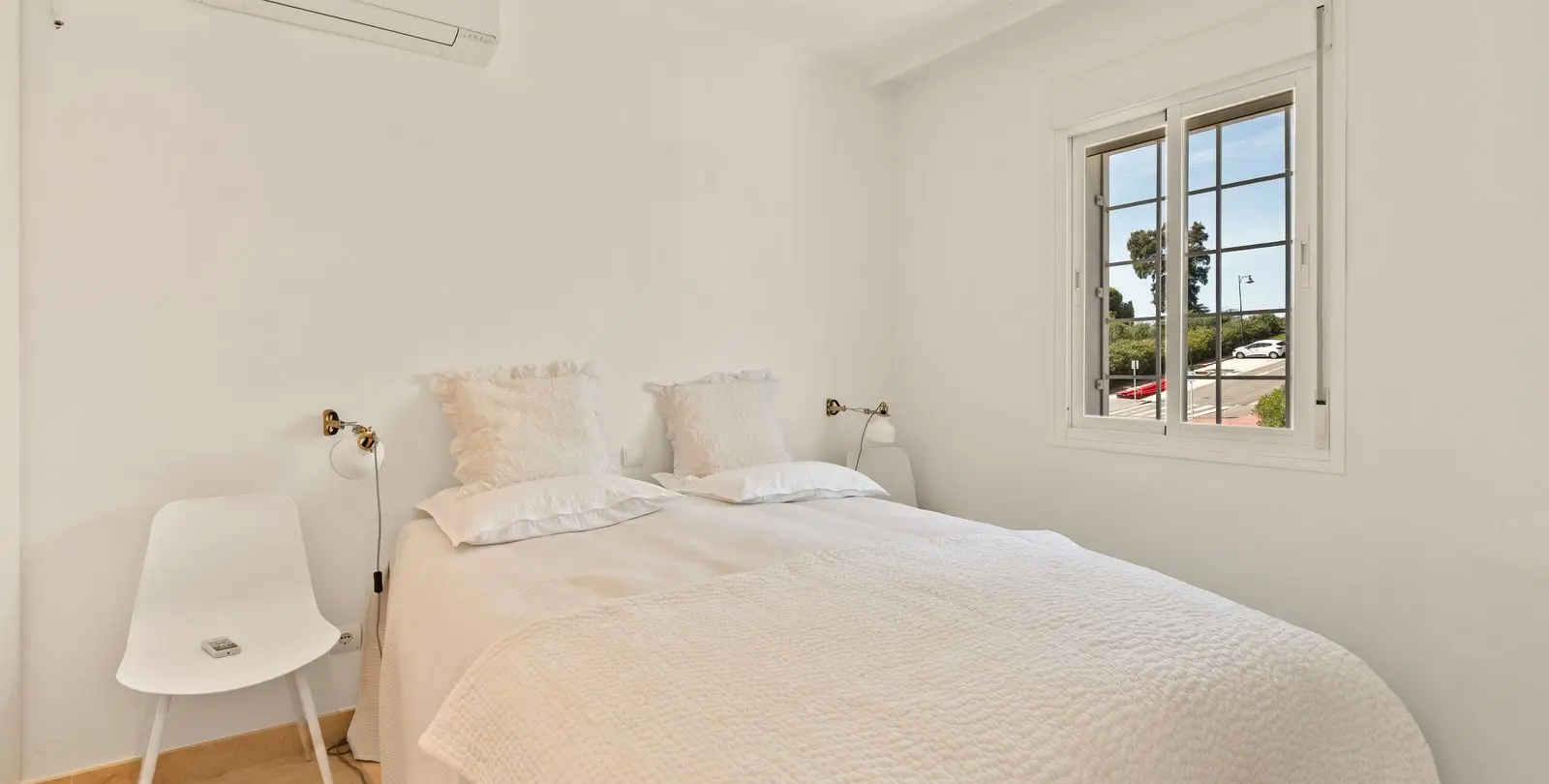 Sale of townhouse in El Paraiso 10