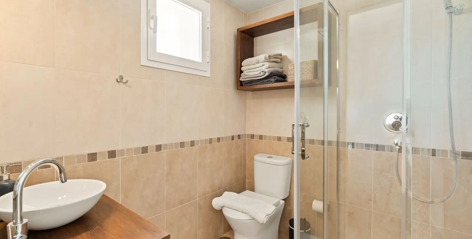 Sale of townhouse in El Paraiso 11