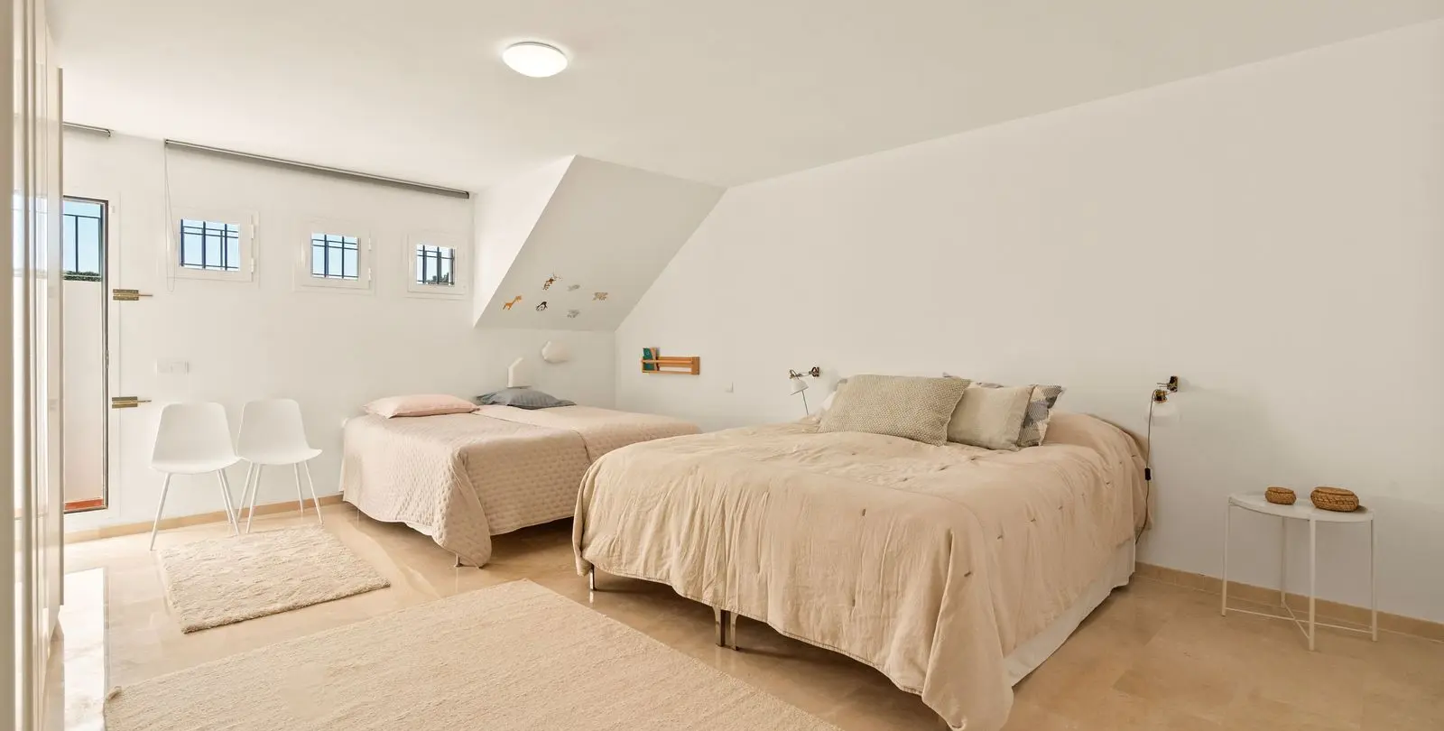 Sale of townhouse in El Paraiso 13