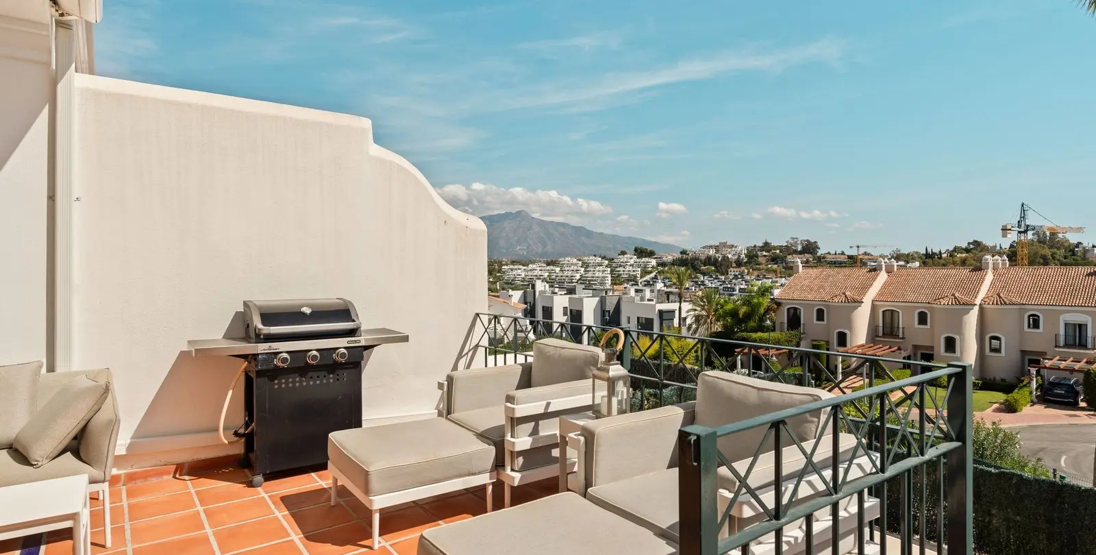Sale of townhouse in El Paraiso 15