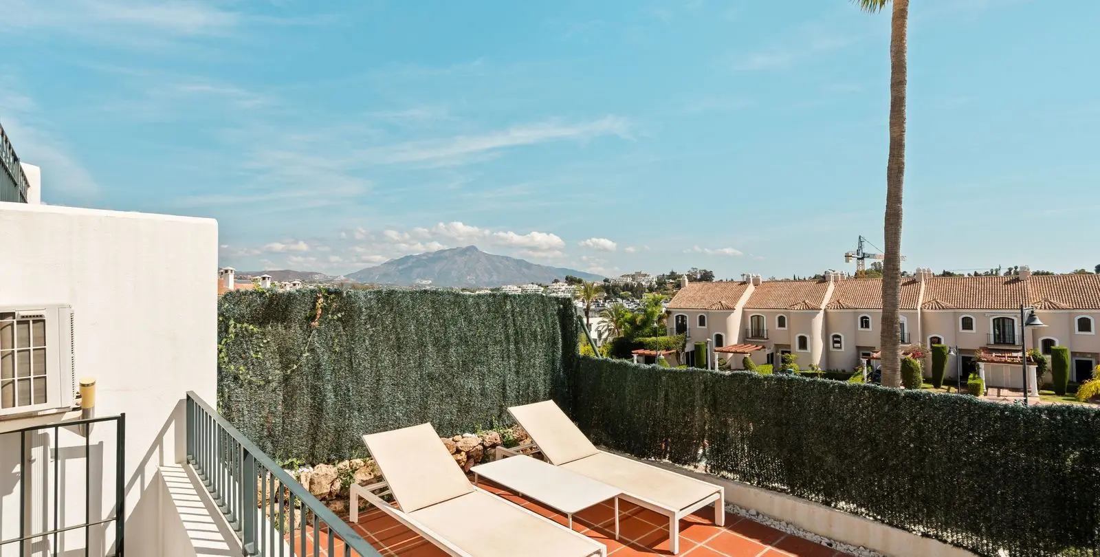 Sale of townhouse in El Paraiso 17