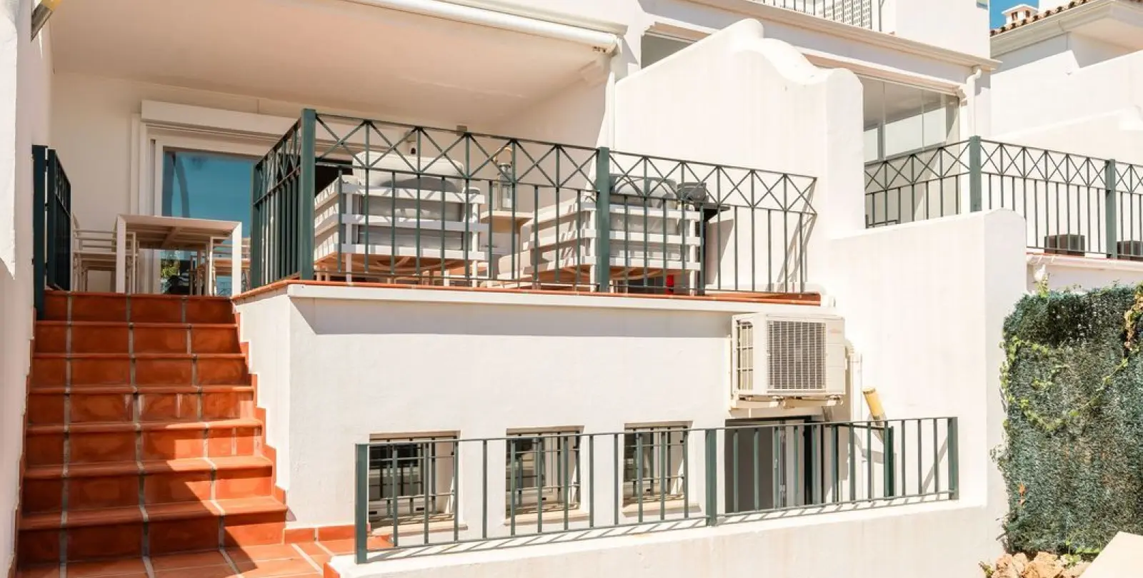 Sale of townhouse in El Paraiso 18