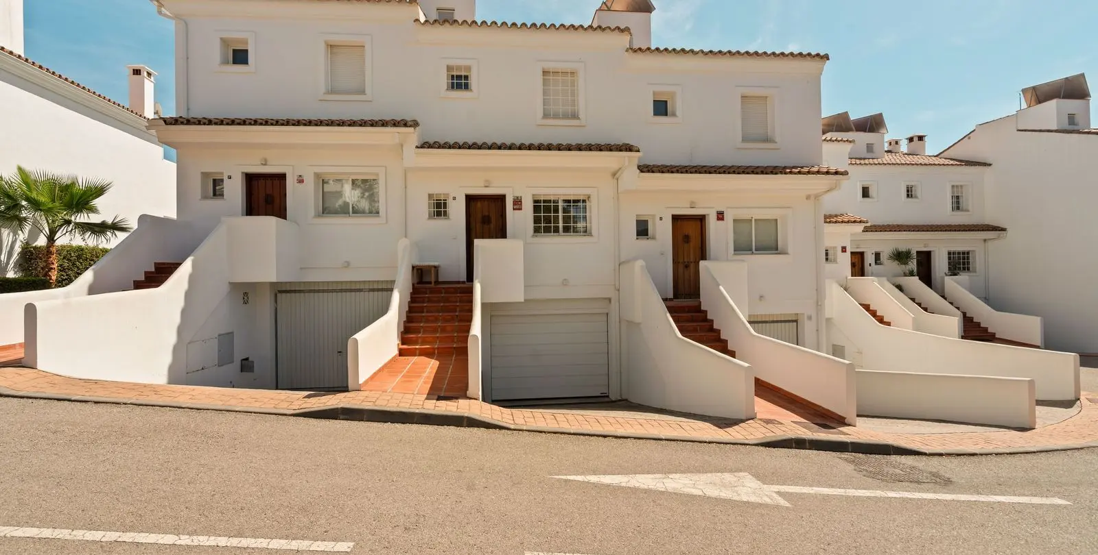 Sale of townhouse in El Paraiso 19