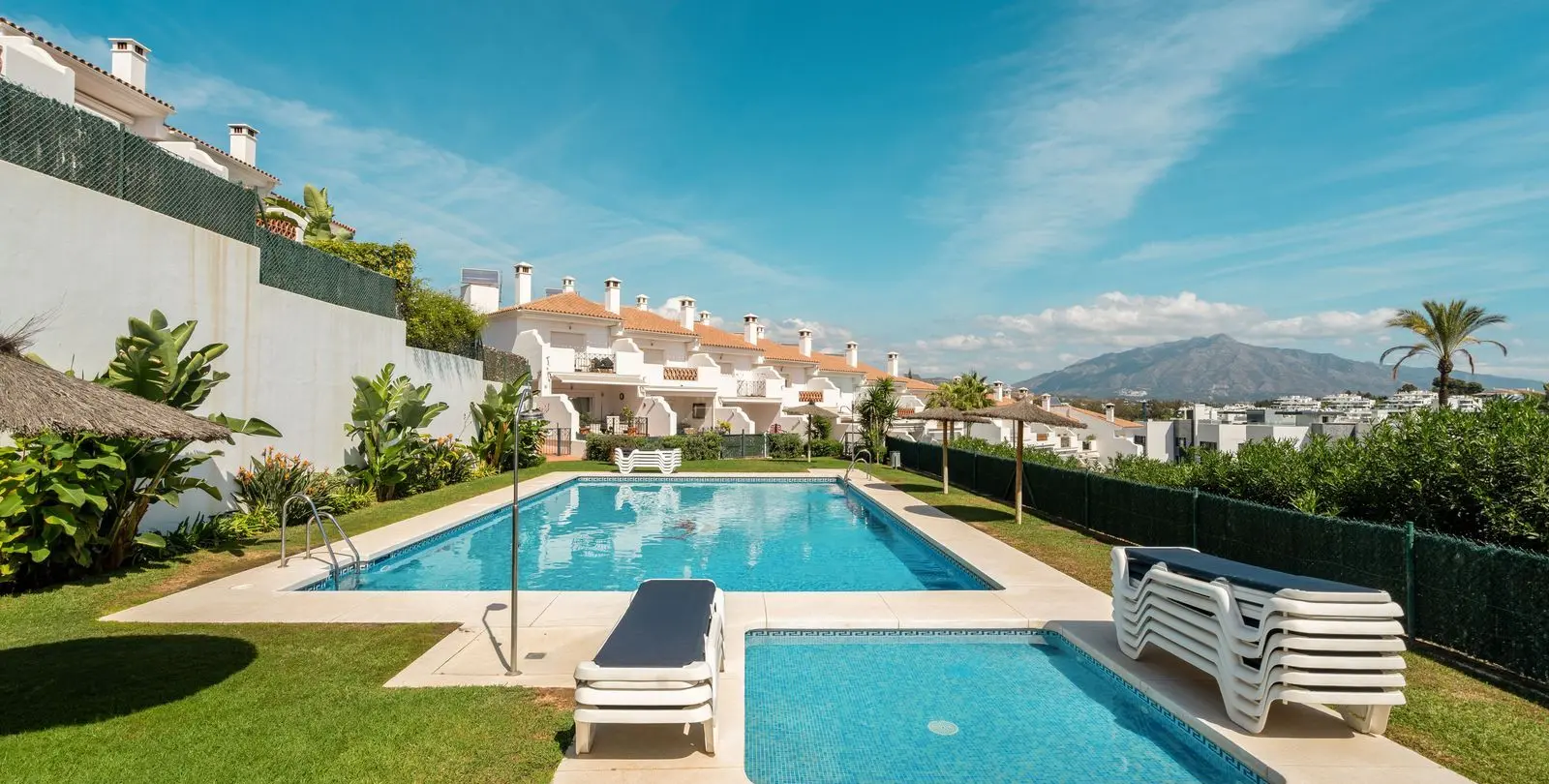 Sale of townhouse in El Paraiso 21