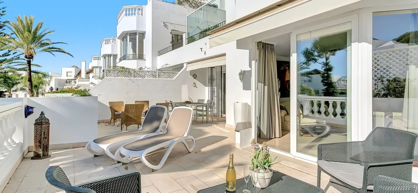 Sale of middle floor apartment in Elviria 0