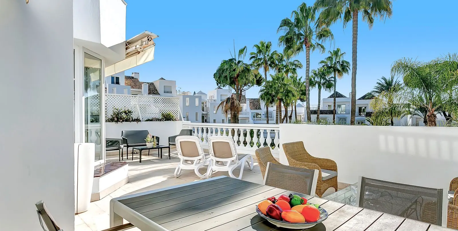 Venta de apartamento en planta media en Elviria 2