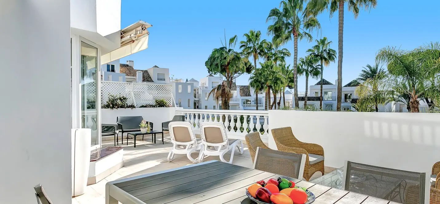 Sale of middle floor apartment in Elviria 1