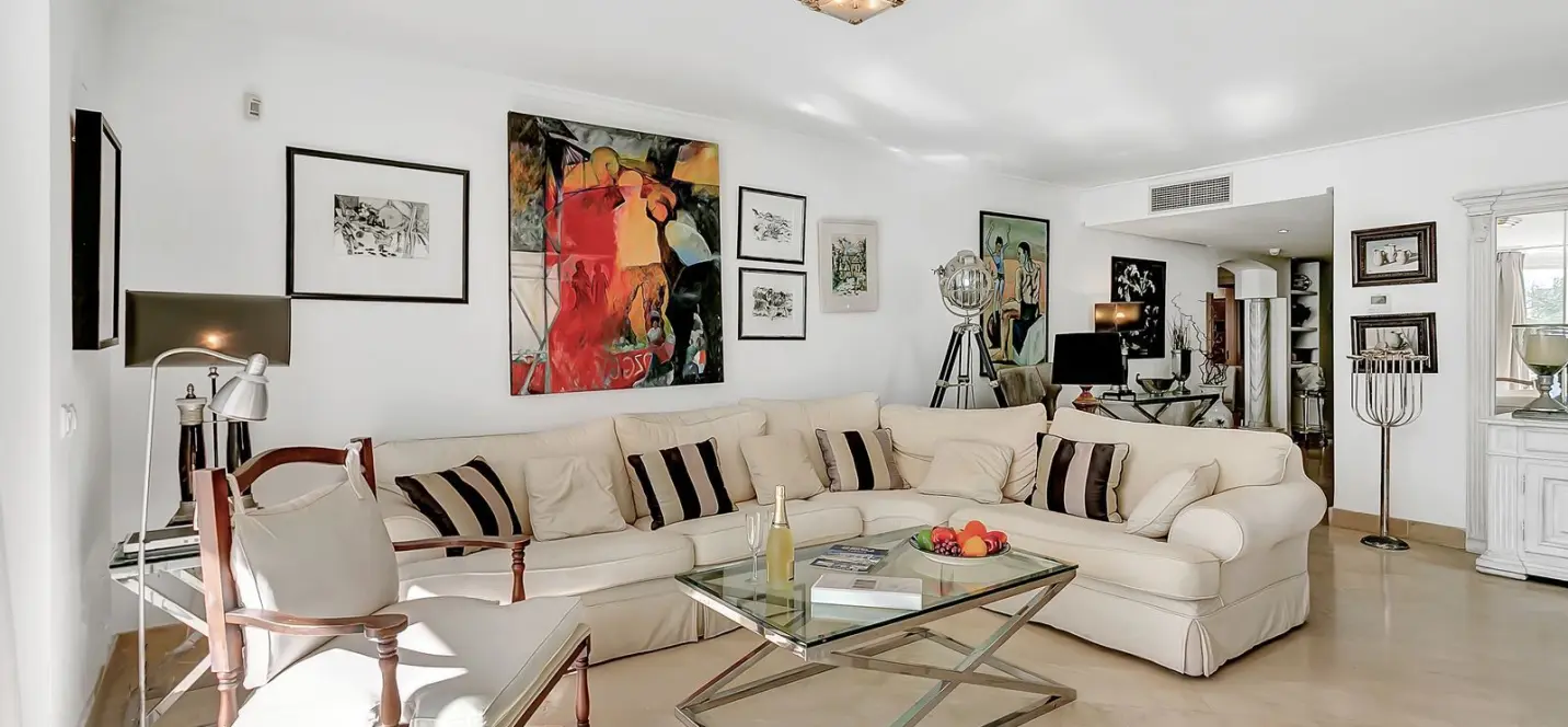 Sale of middle floor apartment in Elviria 2