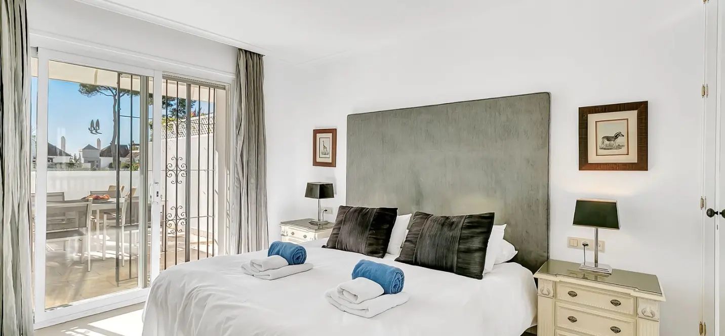 Sale of middle floor apartment in Elviria 3