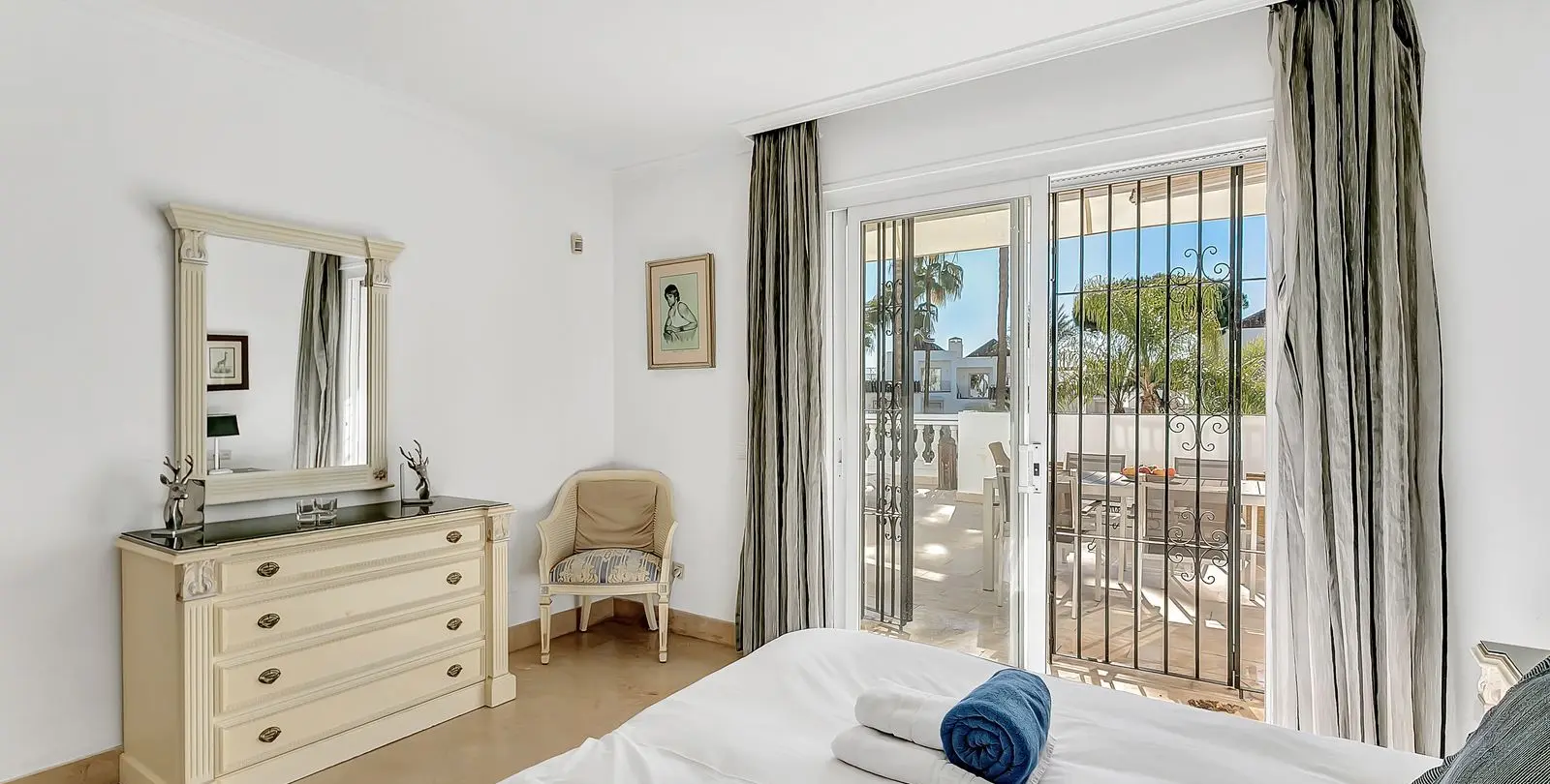 Venta de apartamento en planta media en Elviria 23