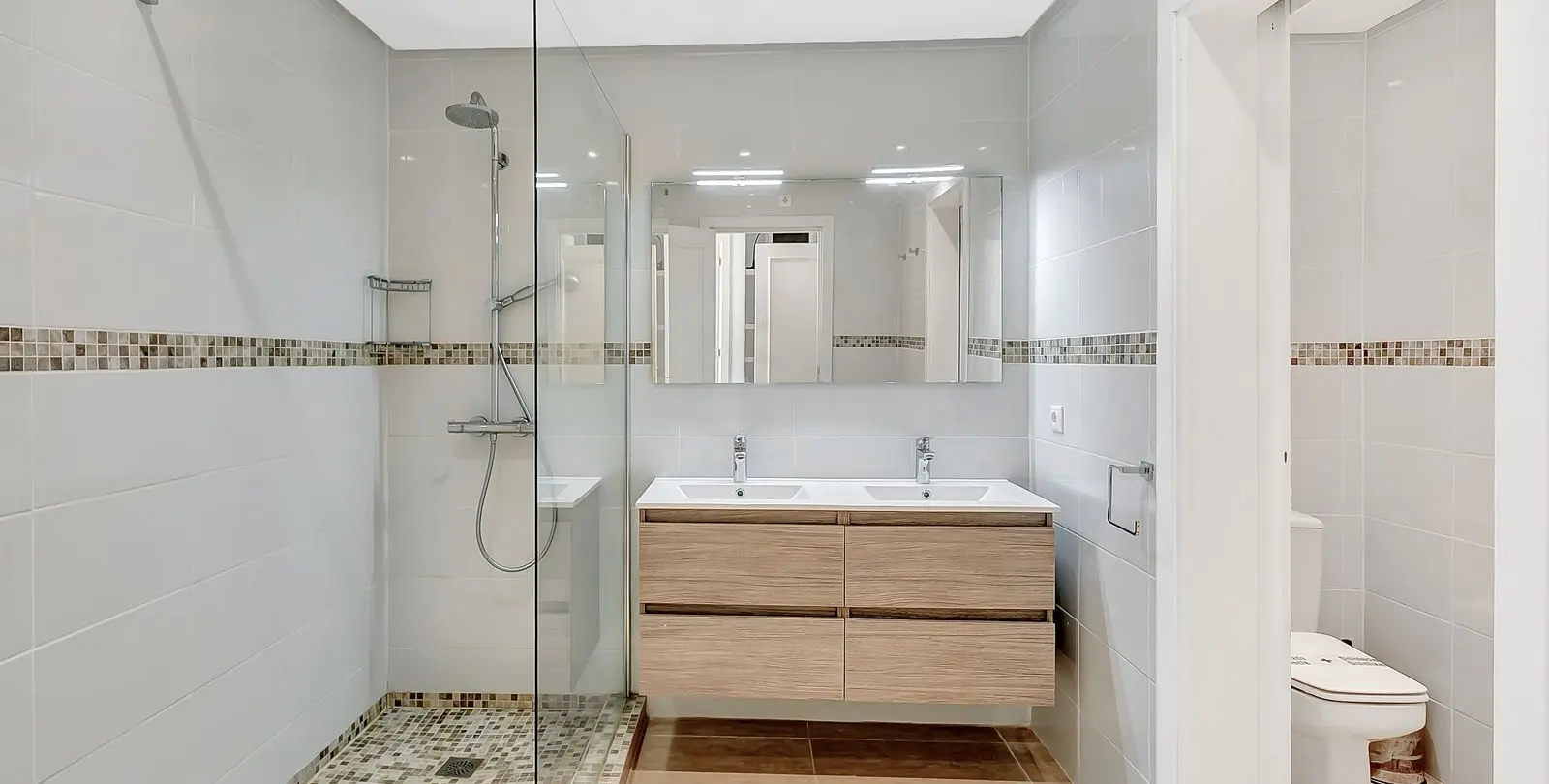 Venta de apartamento en planta media en Elviria 24