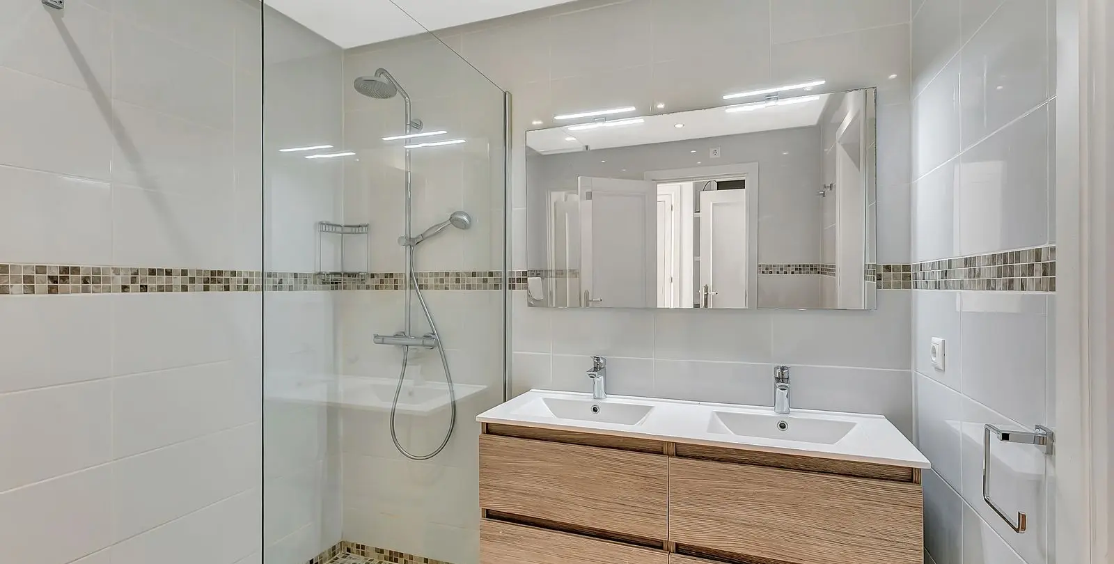 Venta de apartamento en planta media en Elviria 25