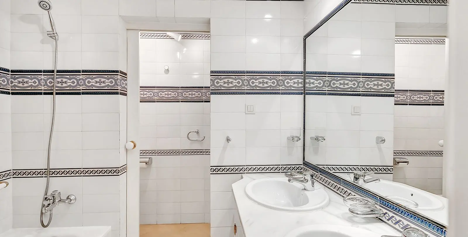 Venta de apartamento en planta media en Elviria 28