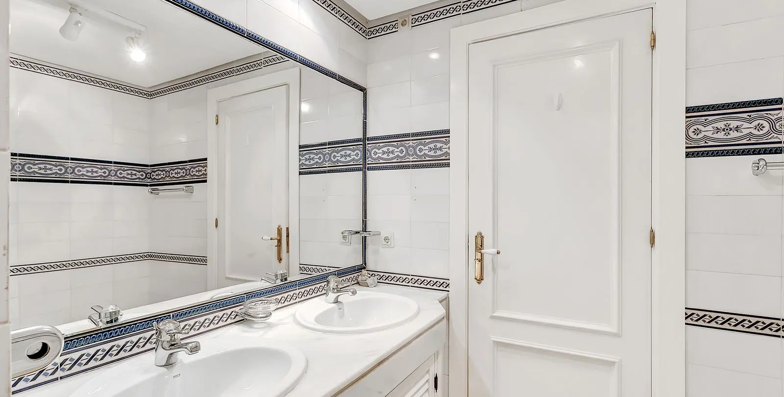 Venta de apartamento en planta media en Elviria 30