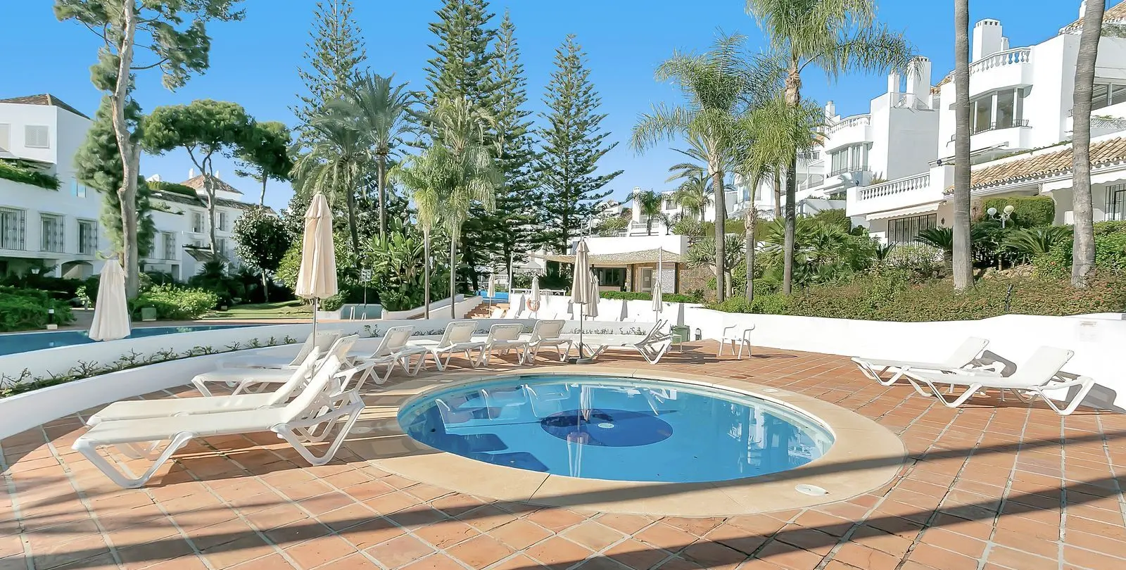 Venta de apartamento en planta media en Elviria 37