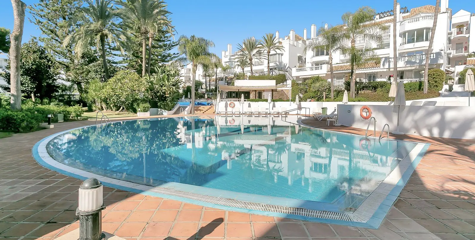 Venta de apartamento en planta media en Elviria 38